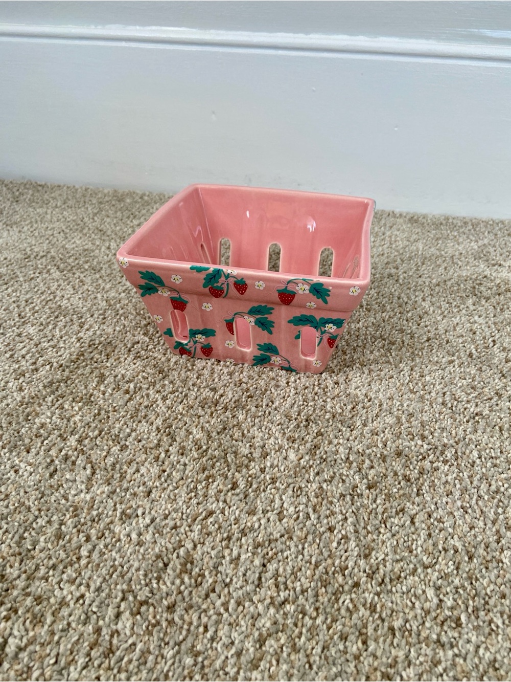 NWOT Ceramic Strawberry Print Pink Berry Basket Colander Strainer abt 6" x 3.5"